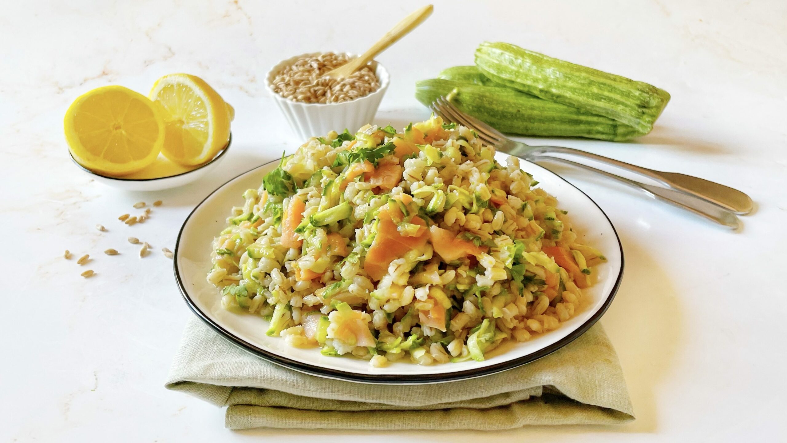 Farro con zucchine e salmone