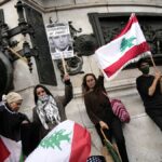 Francia, i manifestanti a Parigi chiedono la fine degli attacchi