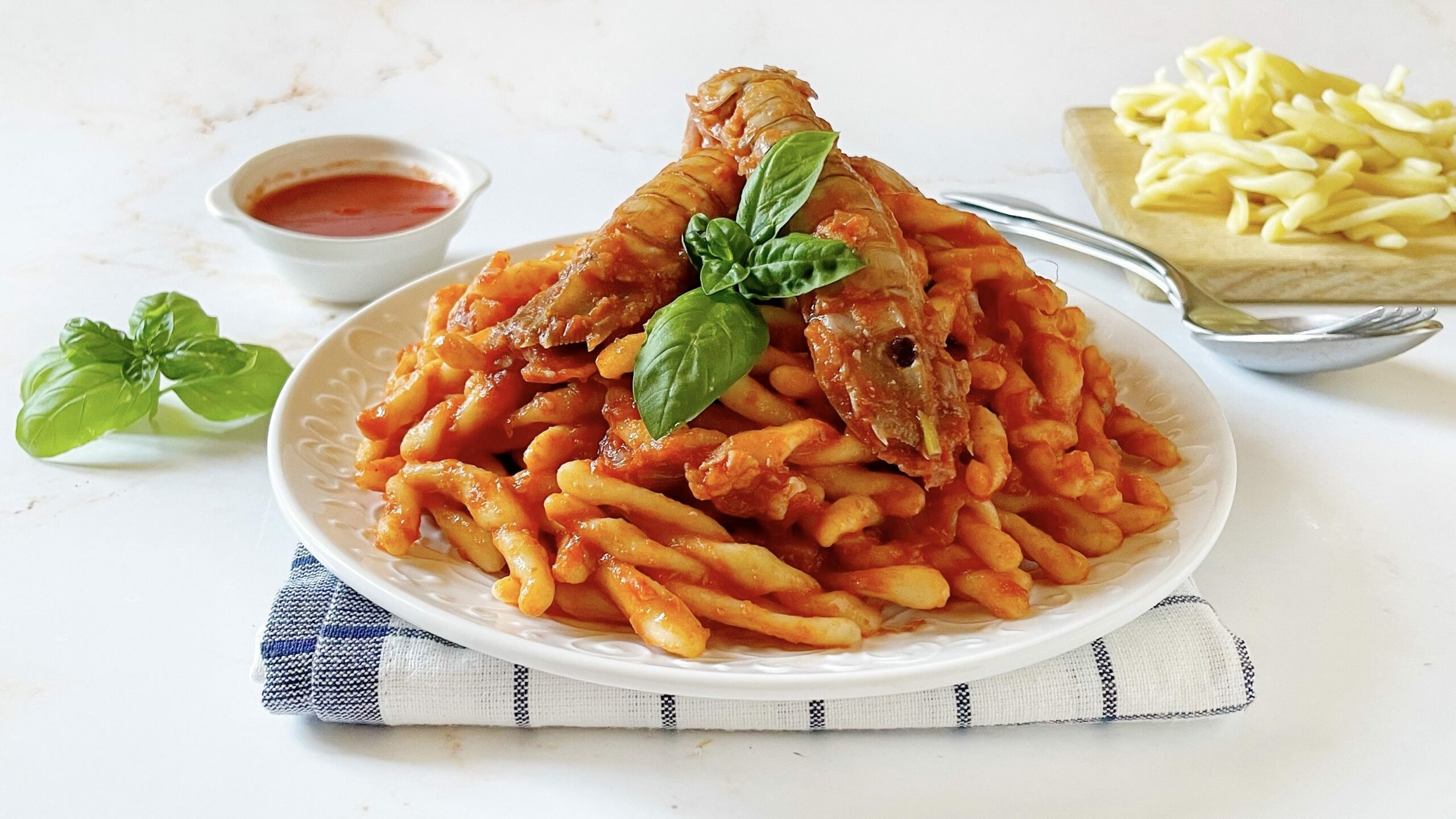 Strozzapreti con sugo di canocchie, la ricetta del piatto di mare originale