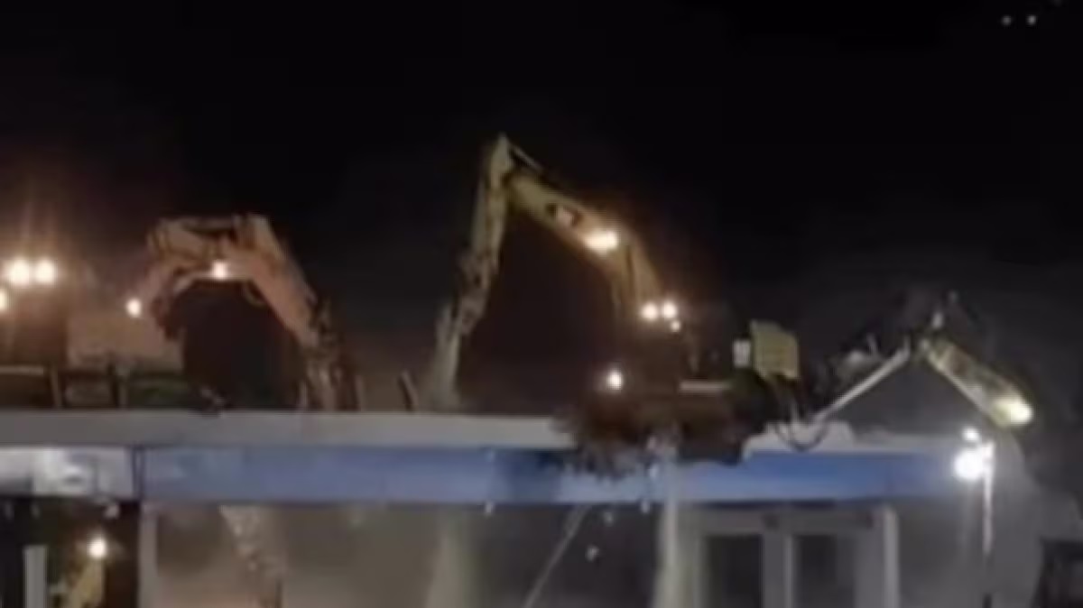 Crolla il ponte di Torrenova durante i lavori di demolizione sull’A1: precipitate le gru