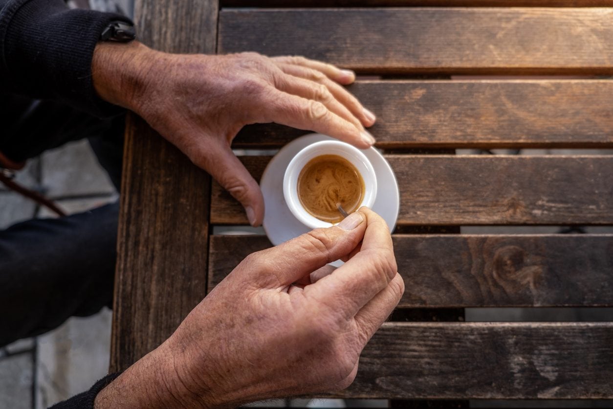 Sei iperteso? Bere pochi caffè al giorno potrebbe salvarti dalla demenza