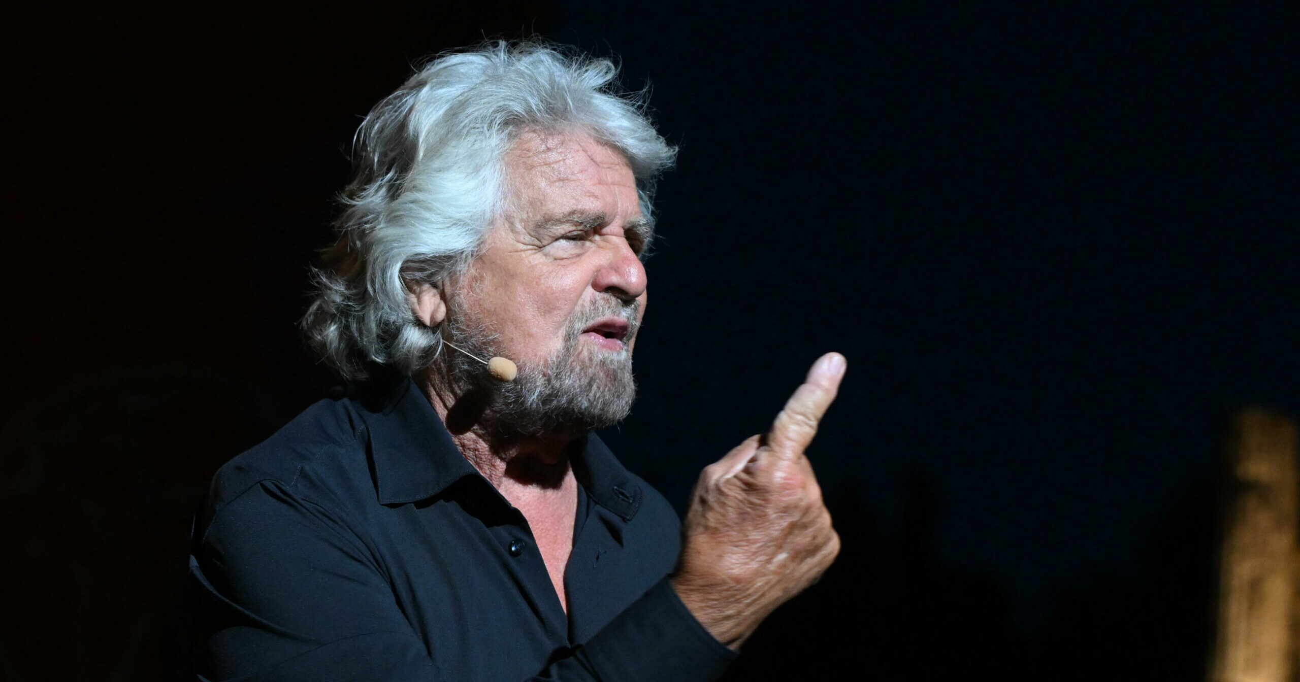 Beppe Grillo aveva davanti a sé tre strade. Ha scelto la terza: la peggiore