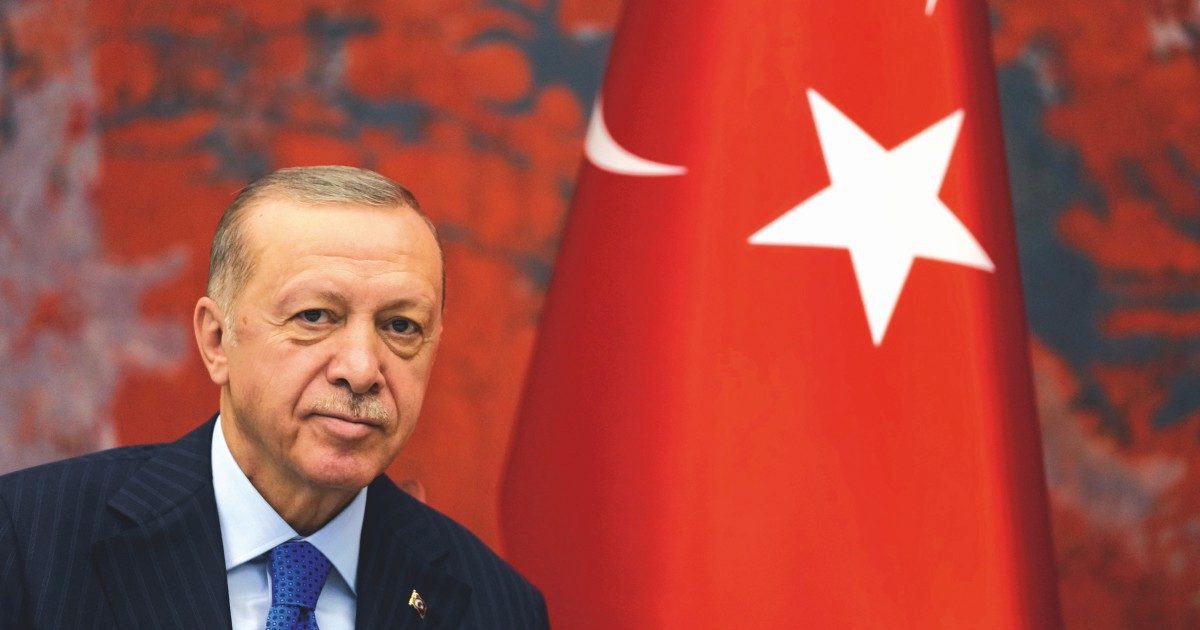 Turchia, Erdogan lamenta la “persecuzione” dei palestinesi ma a casa fa arrestare i curdi per i balli tradizionali