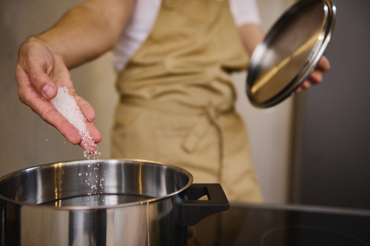 Ecco perché non dovresti buttare il sale nell’acqua fredda: il motivo è insospettabile