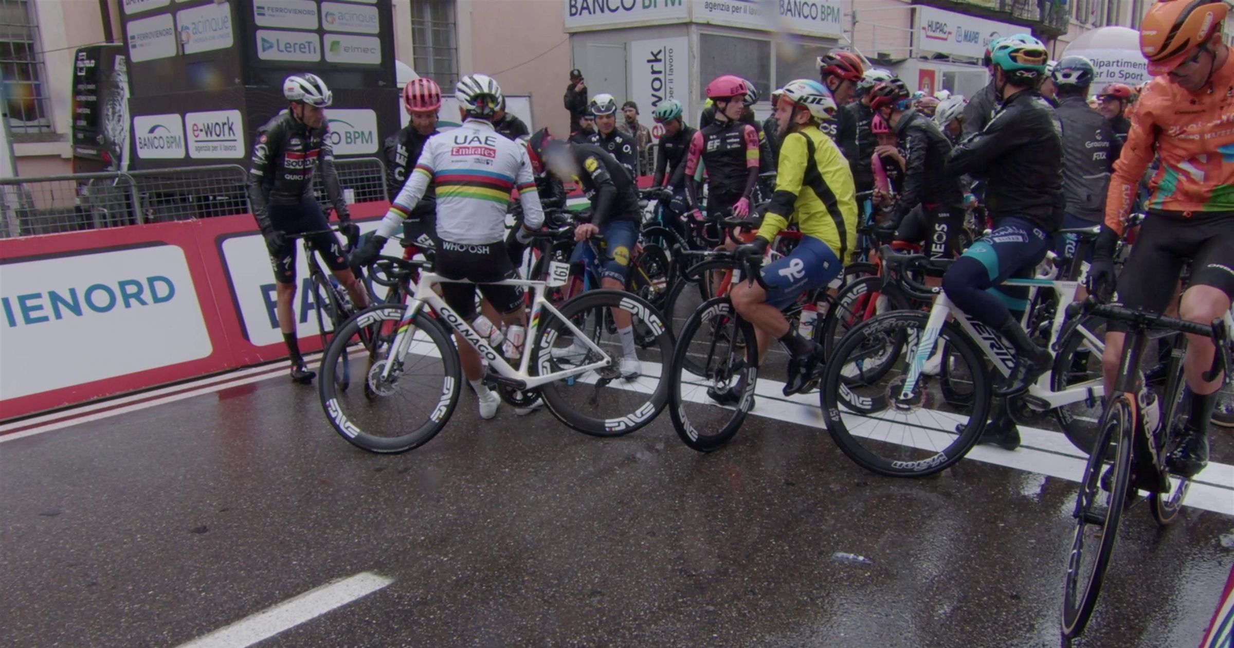 Tre Valli Varesine – I corridori si fermano! Condizioni critiche, Pogacar parla con gli organizzatori – Ciclismo su strada video