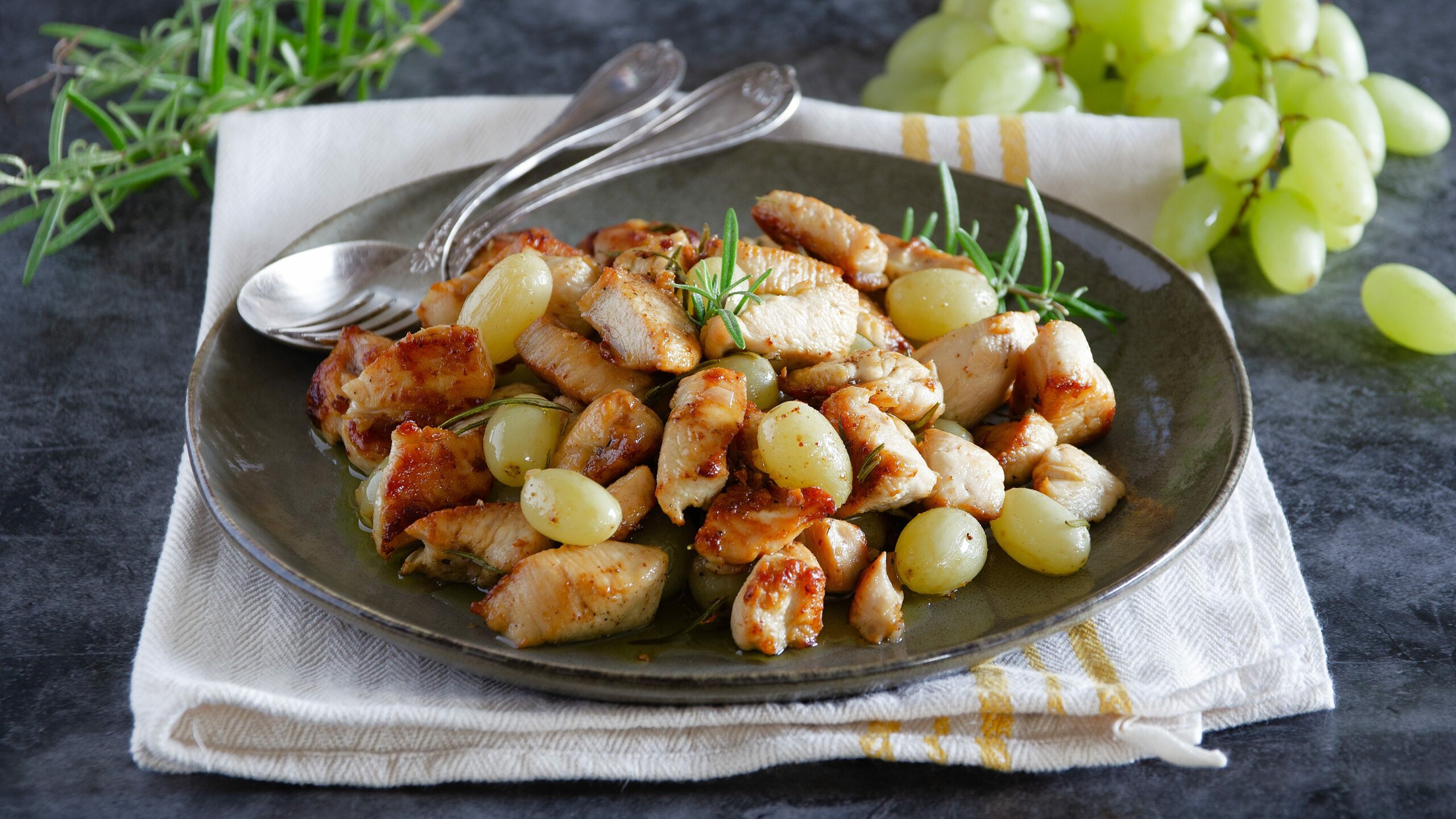 Pollo all’uva, la ricetta con uva bianca per averlo tenero e saporito