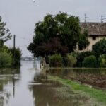 Bologna sotto fango e acqua. Esondano fiumi in città e in provincia