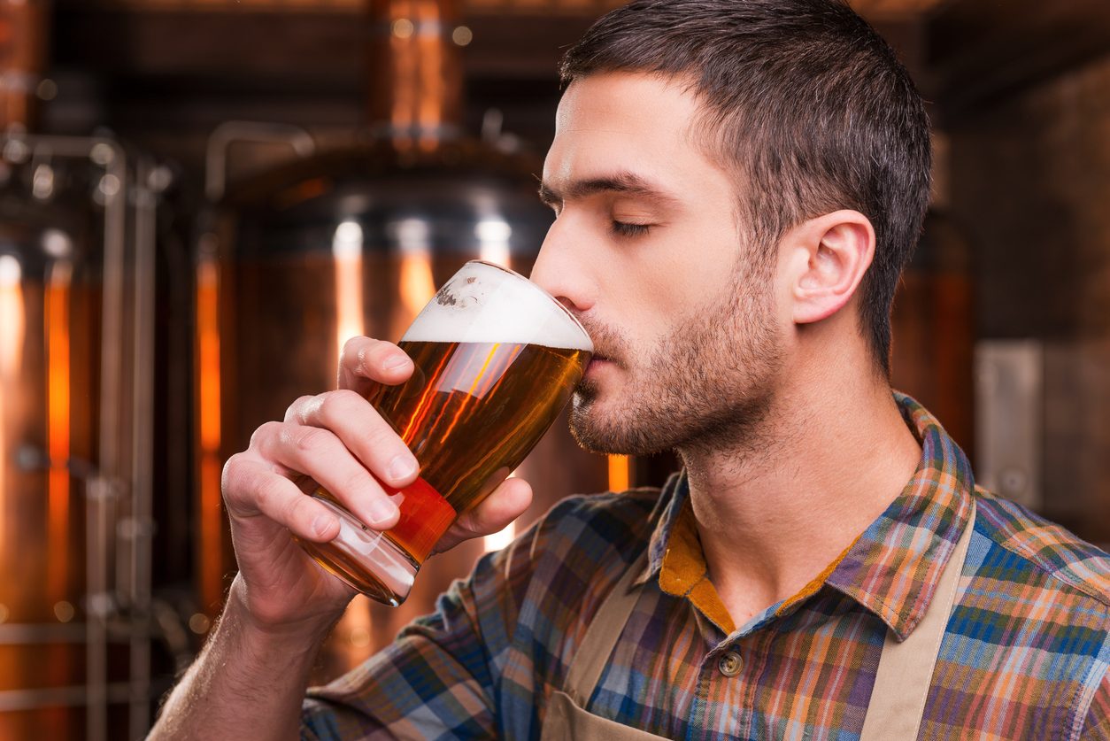 Hai sempre bevuto la birra nel modo sbagliato: ecco come dovresti fare