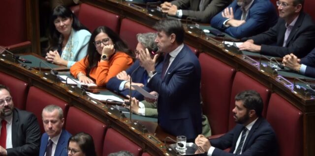 Giuseppe Conte risponde a Giorgia Meloni in aula alla Camera - 15/10/2024