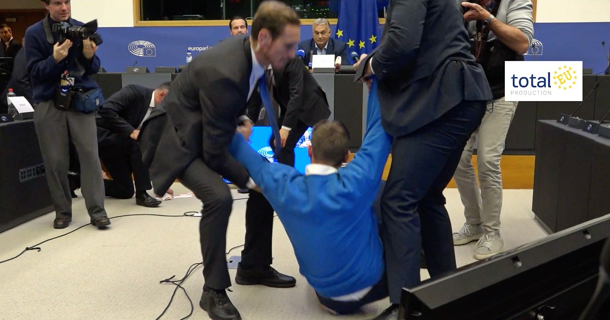 Parlamento europeo, un contestatore tenta di aggredire Orban durante una conferenza stampa: bloccato e portato fuori dalla sala