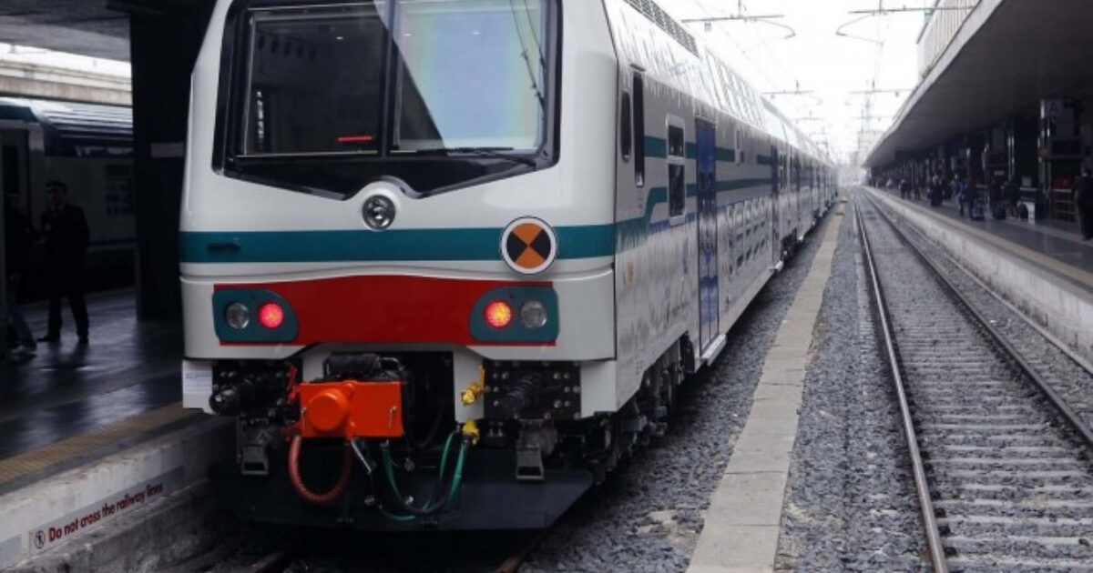 Un telone sui cavi della linea elettrica dei treni lungo la Roma-Civitavecchia: ritardi di 2 ore